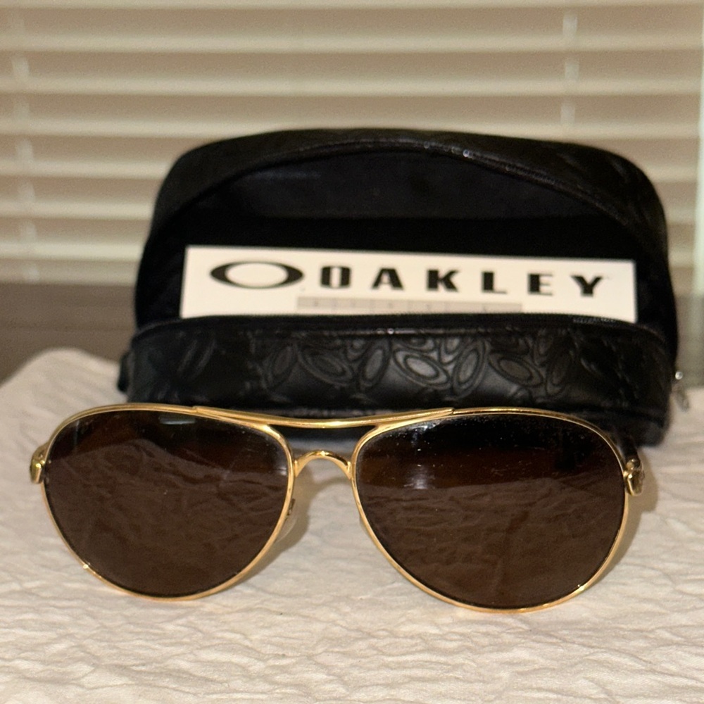 Oakley Gold Polarized Aviator Sunglasses with Black Case
